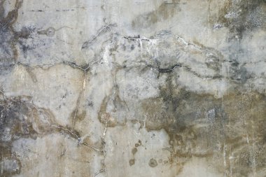 Çimento kaplama yüzeyinde çizikler, siyah beyaz lekeler var. Sanatsal bir kalıp yaratmak için sıvama kaynaklı izler.