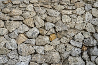 Duvar dokusu katmanlı taşlardan yapılmıştır..
