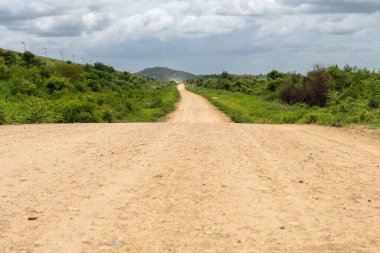 Köylülerin kırsal çakıl yolundaki giriş ve çıkışı..