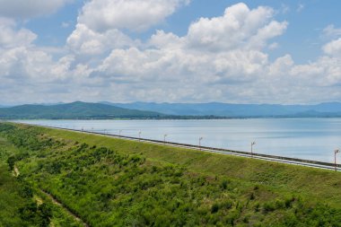 Yol, kolay trafik ve egzersiz için büyük bir barajı geçer..