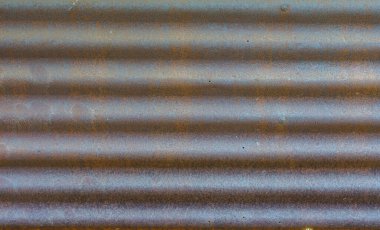 Fakir kırsal kesimden insanların evlerini yapmak için kullanılan paslı, eski galvanize çatı çarşafları..