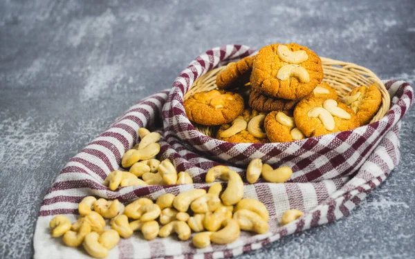 cookies with cashew nuts on the wooden basket,Decorate the base plate with cloth with cashew nuts sprinkled on the front, ketogenic diet