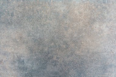 Çimento kaplama yüzeyinde çizikler, siyah beyaz lekeler var.