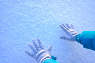Gökyüzü, ağaçlar, kar ve sokaklar. Kış, parka giden karla kaplı yol. Eldivenler, eldivenler