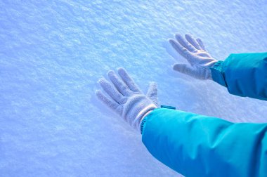 Gökyüzü, ağaçlar, kar ve sokaklar. Kış, parka giden karla kaplı yol. Eldivenler, eldivenler, eller.