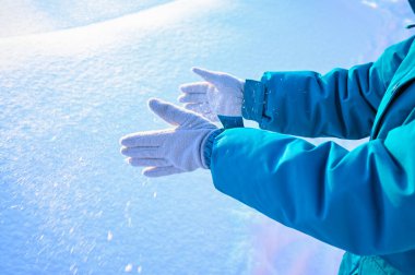 Gökyüzü, ağaçlar, kar ve sokaklar. Kış, karla kaplı parka giden yol.