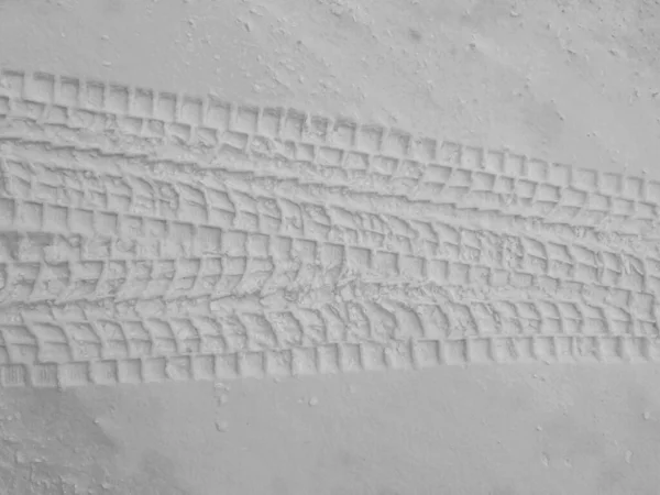 Taze kardaki lastik izleri. Kış etkisi.