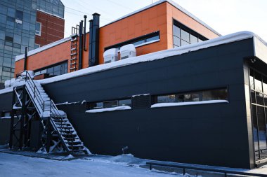 Dış merdiven. Bir ofis binasındaki pencerelerin resmi