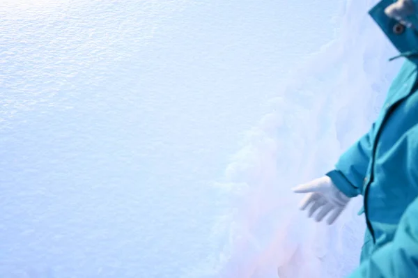 Karlı, buzlu köknar dalları. Karlı kış arkaplanı. Doğal orman ışığı manzarası. Kar yağışı. Güzel, uzun bir ağaç ve yükselen bir gökyüzü. Açık hava parkında buzlu büyülü bir sahne. Güneşli. Parlak bir şekilde. Kar yağışıName. 