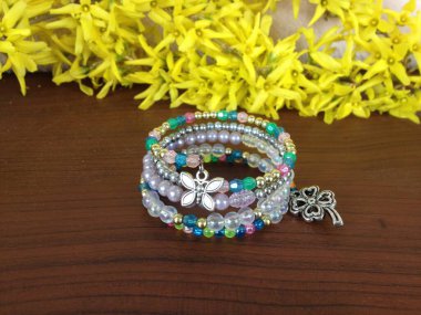 Bransoletka drut pamiciowy koraliki kolorowa zawieszki delikatna drobne perowe