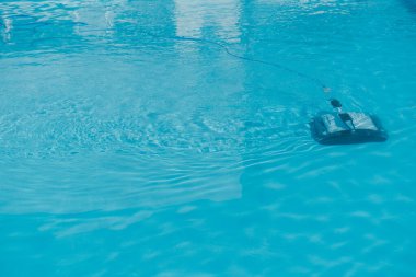 Havuz için robot elektrikli süpürge açık havuzu temizliyor.
