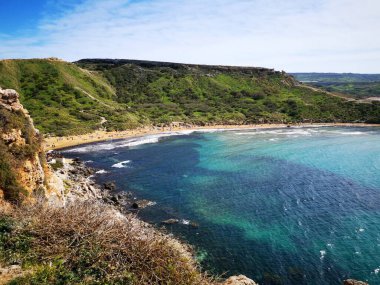 Playa con varios tonos de azules