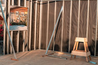 Şehirdeki evin inşaatı.