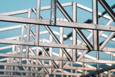 Evin içinde tahta merdiven var.