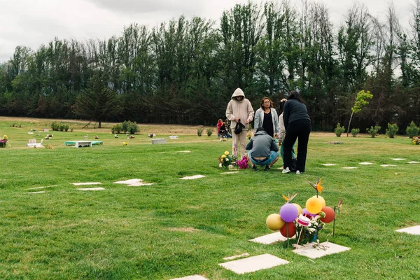 Skupina Lidí Hřbitově — Stock fotografie