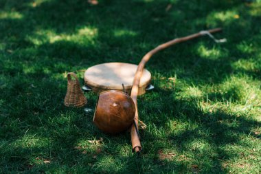 Brezilya müzik enstrümanı Berimbau 'nun doğadaki yeşil çimlere yakın görüntüsü.