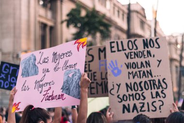 Santiago Şili 'de bir caddede protesto