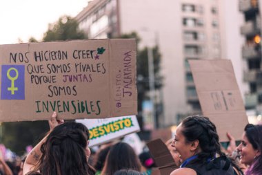 Santiago de Chile şehrinde protesto yapan insanlar. 08 Mart