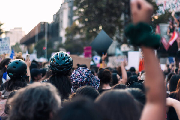 размытое изображение толпы людей