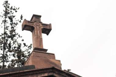 Eski Hıristiyan haçı açık hava mezarlığında bir tapınak mezarında.