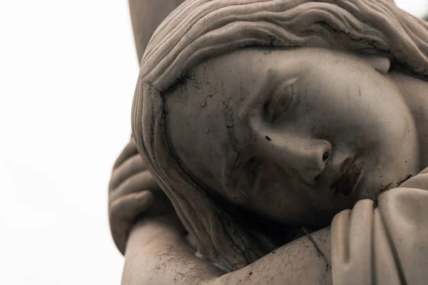 Smutny Myślący Posąg Kobiety Bliskim Widokiem Parku Cmentarnym — Zdjęcie stockowe