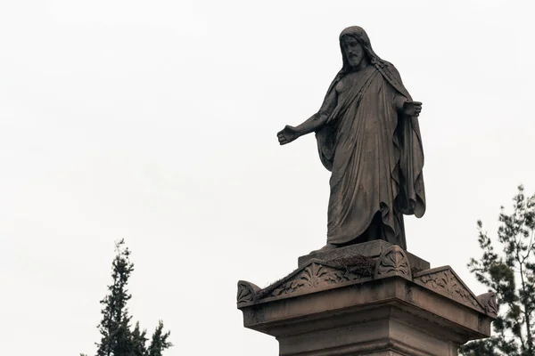 Religijna Figura Chrystusa Otwierająca Ramiona Cmentarzu — Zdjęcie stockowe