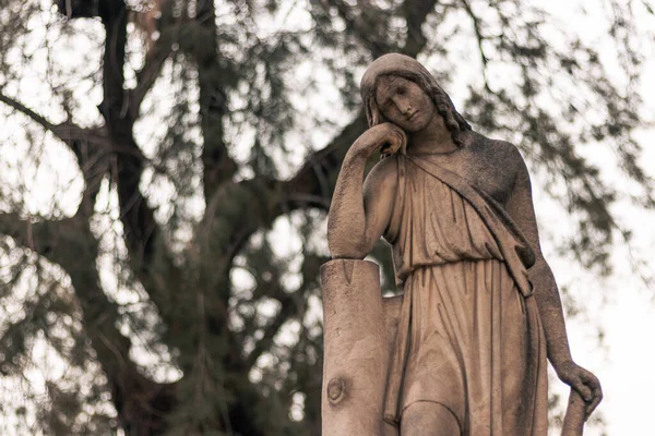 Religijna Figura Melancholijnej Kobiety Myślącej Cmentarzu — Zdjęcie stockowe
