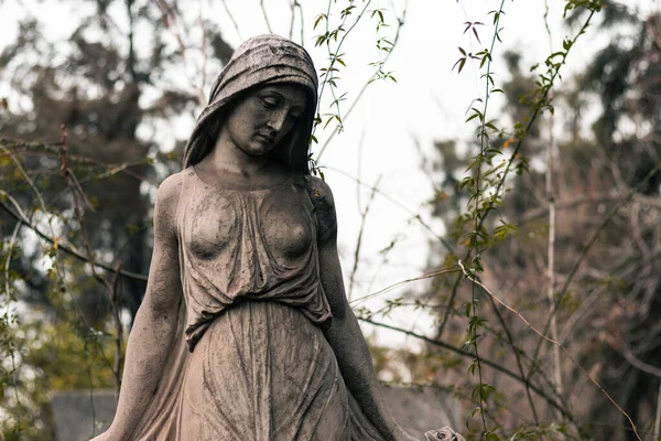 Religijna Figura Melancholijnej Kobiety Myślącej Cmentarzu — Zdjęcie stockowe