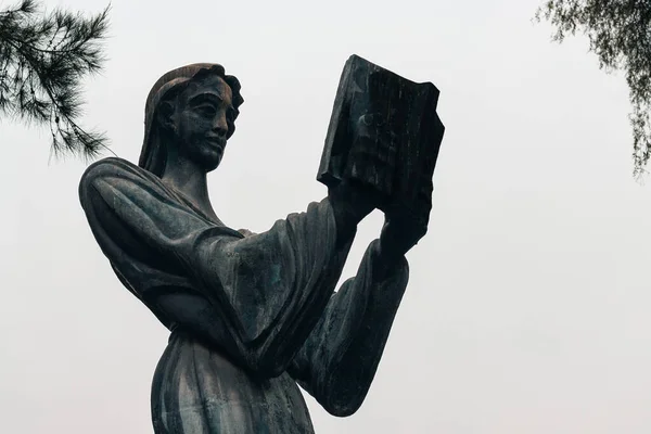 Religijna Figura Kobiety Czytającej Książkę Cmentarzu Świeżym Powietrzu — Zdjęcie stockowe