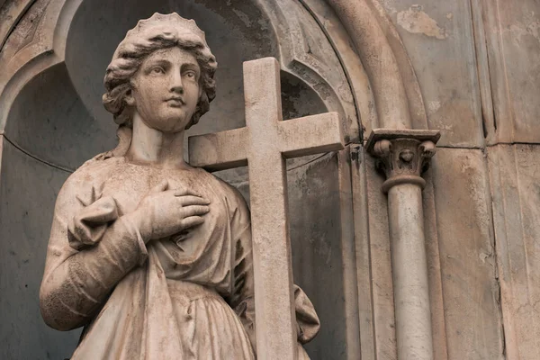 Zabytkowy Marmur Religijny Posąg Kobiety Niosącej Krzyż Chrześcijański Cmentarzu Świeżym — Zdjęcie stockowe