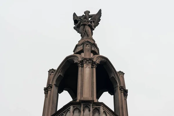 Religiös Ängel Staty Figur Ett Tempel Kyrkogård Molnig Dag Utomhus — Stockfoto
