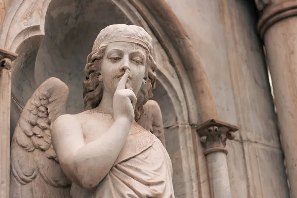 Religijna Figura Anioła Milczącego Grobie Cmentarzu Świeżym Powietrzu — Zdjęcie stockowe