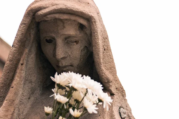 Smutny Myślący Posąg Kobiety Bliskim Widokiem Jej Twarz Parku Cmentarnym — Zdjęcie stockowe