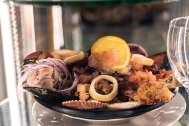 Menü ve Şili yemeklerinin servis edilmeye ve keyif almaya hazır olduğu bir restorandan taze yemekler. Yumuşakça deniz ürünleri çorbası.