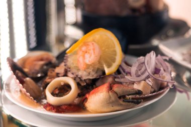 Menü ve Şili yemeklerinin servis edilmeye ve keyif almaya hazır olduğu bir restorandan taze yemekler. Yumuşakça deniz ürünleri çorbası.