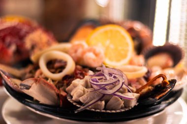 Menü ve Şili yemeklerinin servis edilmeye ve keyif almaya hazır olduğu bir restorandan taze yemekler. Yumuşakça deniz ürünleri çorbası.