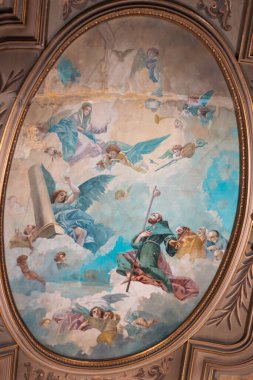 Bir sürü meleğin, tanrının, İsa 'nın olduğu freskler. Gökyüzünde. Birçok renkten eski bir katedral kilisesinde. Kilise tavanı ve onarımda olan tablolar