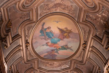 Bir sürü meleğin, tanrının, İsa 'nın olduğu freskler. Gökyüzünde. Birçok renkten eski bir katedral kilisesinde. Kilise tavanı ve onarımda olan tablolar