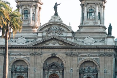 Santiago de Chile 'deki katedral kilisesinin uzak manzarası. Ana meydanda mimarlık. Güneşli bir günde. Mimarisini, tasarımını ve tarzını takdir edebilirsiniz..