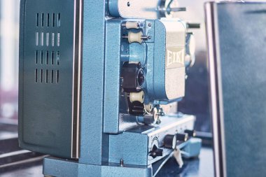 1970 'ler ve 1980' lerden kalma eski film ve televizyon kameralarının görüntüsü. Renkli ve iyi durumda, kapalı alanda sergileniyor. Eski, eski, eski.