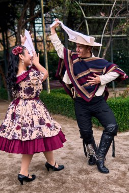 Şilili genç dansçılar çok neşeli, karizmatik ve romantik bir şekilde Şili ulusal dansı yapıyorlar. Şili Bağımsızlık Günü                          