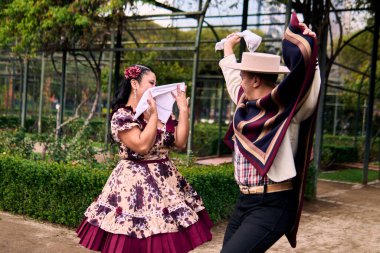 Şilili genç dansçılar çok neşeli, karizmatik ve romantik bir şekilde Şili ulusal dansı yapıyorlar. Şili Bağımsızlık Günü                          