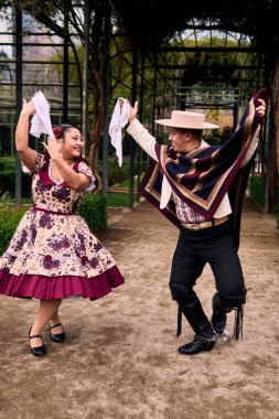 Şilili genç dansçılar çok neşeli, karizmatik ve romantik bir şekilde Şili ulusal dansı yapıyorlar. Şili Bağımsızlık Günü                          