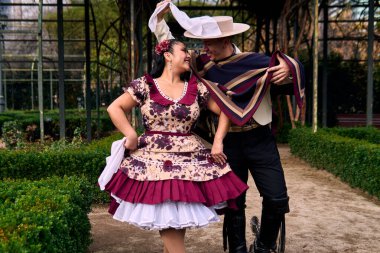 Şilili genç dansçılar çok neşeli, karizmatik ve romantik bir şekilde Şili ulusal dansı yapıyorlar. Şili Bağımsızlık Günü                          