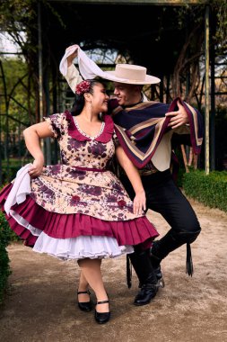 Şilili genç dansçılar çok neşeli, karizmatik ve romantik bir şekilde Şili ulusal dansı yapıyorlar. Şili Bağımsızlık Günü                          