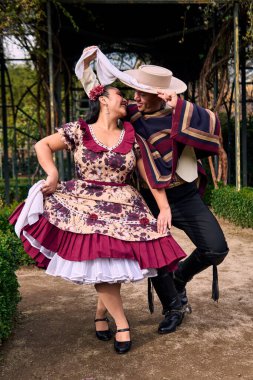 Şilili genç dansçılar çok neşeli, karizmatik ve romantik bir şekilde Şili ulusal dansı yapıyorlar. Şili Bağımsızlık Günü                          