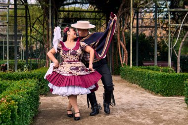 Şilili genç dansçılar çok neşeli, karizmatik ve romantik bir şekilde Şili ulusal dansı yapıyorlar. Şili Bağımsızlık Günü                          