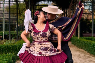 Şilili genç dansçılar çok neşeli, karizmatik ve romantik bir şekilde Şili ulusal dansı yapıyorlar. Şili Bağımsızlık Günü                          