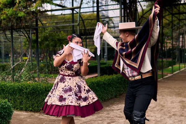 Şilili genç dansçılar çok neşeli, karizmatik ve romantik bir şekilde Şili ulusal dansı yapıyorlar. Şili Bağımsızlık Günü                          