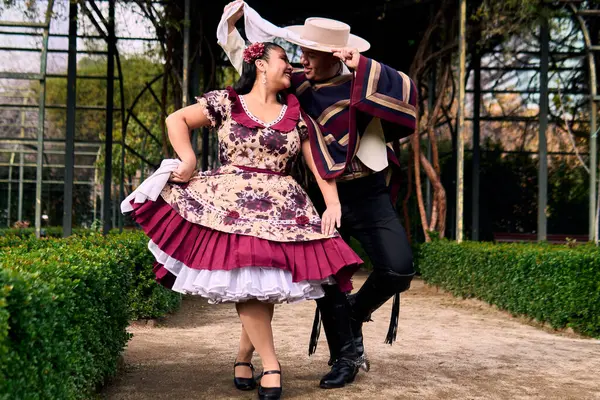 Şilili genç dansçılar çok neşeli, karizmatik ve romantik bir şekilde Şili ulusal dansı yapıyorlar. Şili Bağımsızlık Günü                          